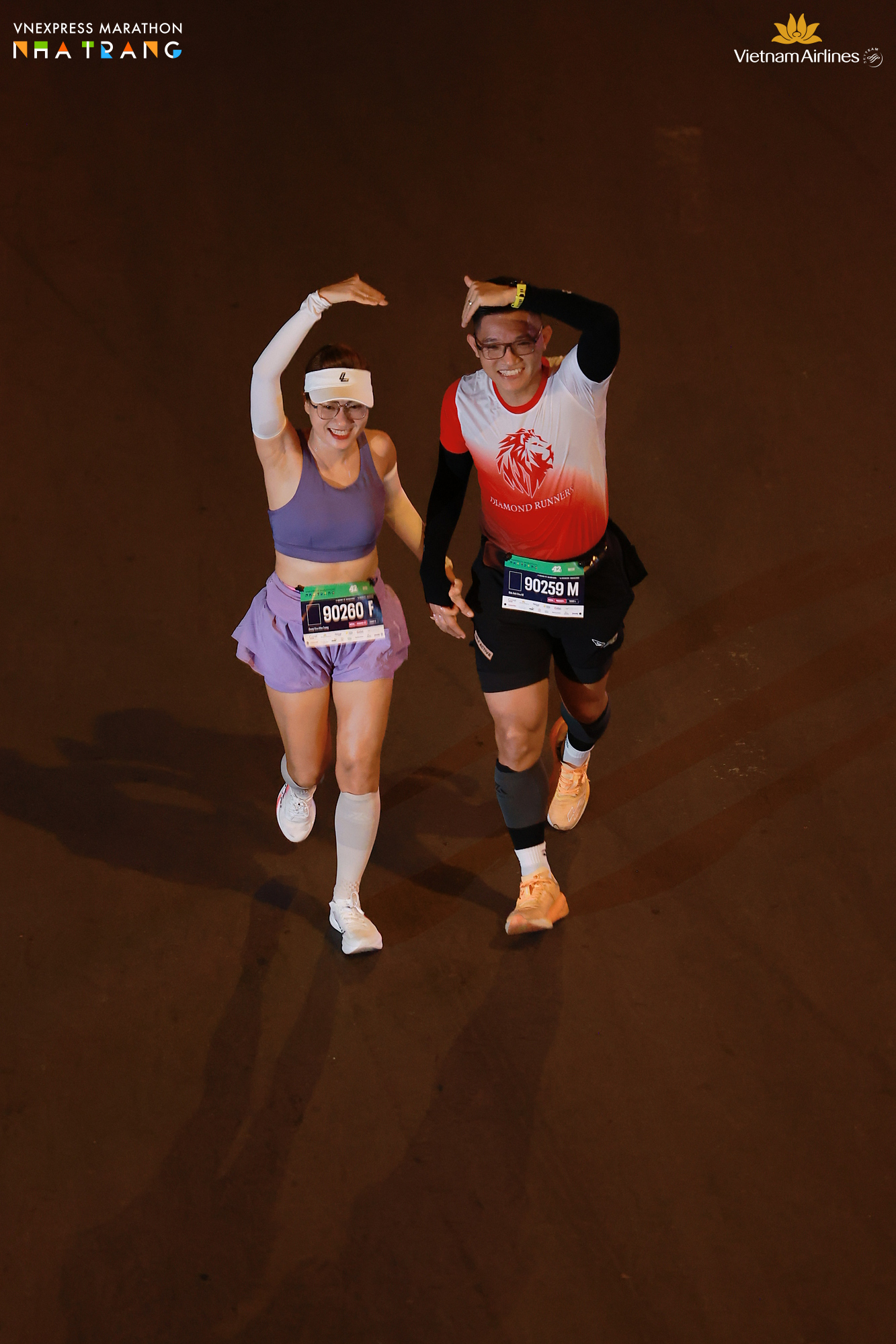 Mừng chiến thắng cùng vợ dưới ánh đèn đêm VnExpress Marathon Nha Trang